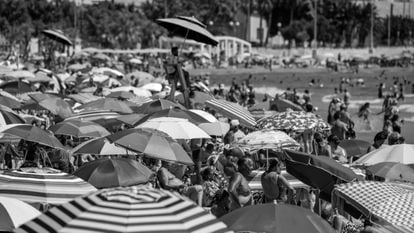 La playa del Postiguet (Alicante) abarrotada de gente en agosto de 2022.