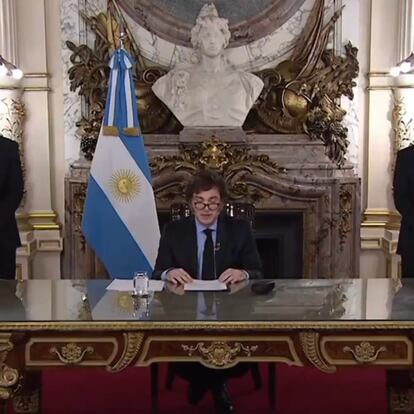 El presidente Javier Milei habla durante el mensaje emitido esta noche en Buenos Aires.