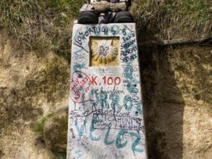 Antiguo hito que indicaba en Sarria los 100 kilómetros que faltaban hasta la catedral de Santiago.