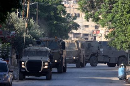 Vehículos blindados israelíes, este lunes en la ciudad cisjordana de Yenín.