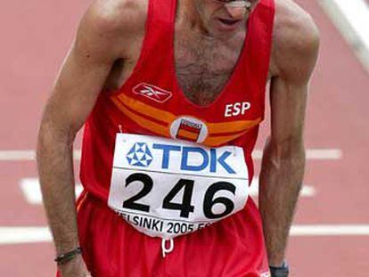 Julio Rey se lamenta tras el maratón del Mundial de Helsinki, en el que terminó octavo.