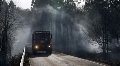 Un camión de bomberos, el domingo, en una carretera de la localidad de El Franco.