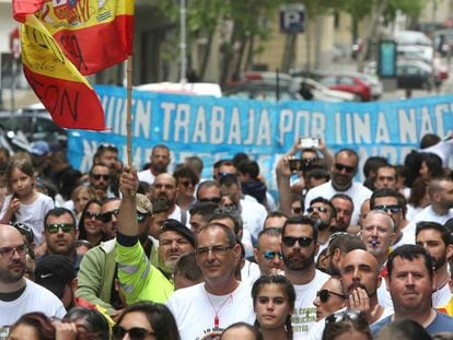 Militares concentrados junto al Ministerio de Defensa en demanda de sus derechos.