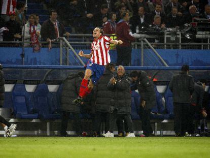 Forlán celebra un gol con el Atlético.