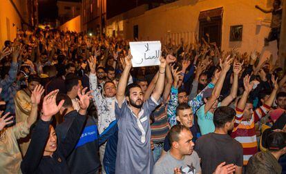 Manifestaci&oacute;n de j&oacute;venes en Alhucemas contra la pol&iacute;tica del Estado marroqu&iacute; en el Rif, el pasado 11 de junio.