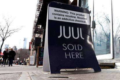 Una publicidad de la compañía de cigarrillos eletrónicos Juul.