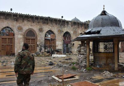 Un miembro del ejército regular sirio en la Gran Mezquita Omeya de Alepo, el 13 de diciembre.