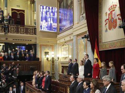 Felipe VI insta a sumar los logros de la Ley Fundamental a los cambios en la manera de vivir de los españoles.