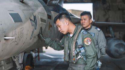Crew members of Taiwanese Air Force inspect an aircraft during a military exercise, at an undisclosed location in Taiwan in this handout picture provided by Taiwan Defence Ministry and released on April 9, 2023. Taiwan Defence Ministry/Handout via REUTERS ATTENTION EDITORS - THIS IMAGE WAS PROVIDED BY A THIRD PARTY. NO RESALES. NO ARCHIVES.