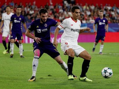 Ben Yedder protege la pelota ante Rajcevic.