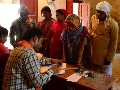 Votantes en un colegio electoral de Amethi (India). 