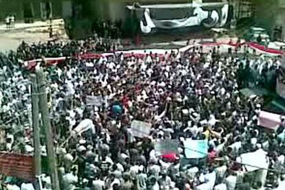 Imagen tomada de YouTube con miles de manifestantes marchando contra el Gobierno, ayer en Deraa.