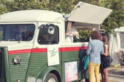 Un 'food-truck' de venta de vinos.