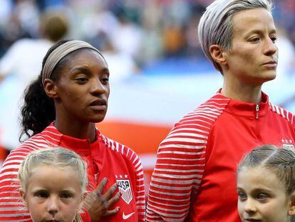 Megan Rapinoe (derecha) escucha el himno junto a Dunn.