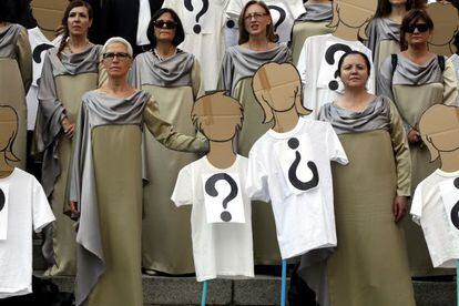 Miembros del Coro Nacional protestan ante el Auditorio Nacional antes del 'Requiem' de Verdi.