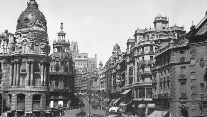 Vista de la Gran Vía desde la calle de Alcalá en los años cincuenta.