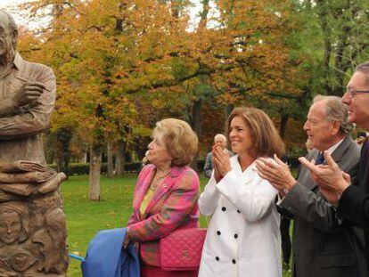 Entre los asistentes a la inauguración de la escultura de Mingote estaban Vigiola, Botella, Álvarez del Manzano, Ruiz-Gallardón y Jaime Lissavetzky.