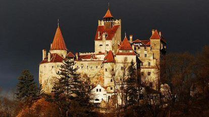 Los editores de &#039;Lonely Planet&#039; consideran que, en lo que a ciudades se refiere, en 2016 habr&aacute; que viajar a Transilvania (Ruman&iacute;a). Sus leyendas de vampiros, sus edificios como el Castillo de Bran (en la imagen) y el de Poienari.