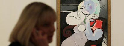 Una visitante ante 'Mujer desnuda en el sillón rojo', de Picasso, en la Tate Modern de Londres.