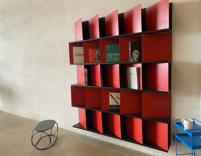 La librería FLAP, de Pepe Andreu para DAE. Con su configuración de estantes independientes orientados a derecha e izquierda, permite guardar libros de gran formato en un mueble con 17 centímetros de profundidad.