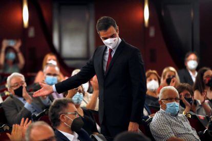 El presidente del Gobierno, Pedro Sánchez, a su salida del Teatro del Liceu de Barcelona donde ha pronunciado una conferencia ante representantes políticos y de la sociedad civil, este lunes.
