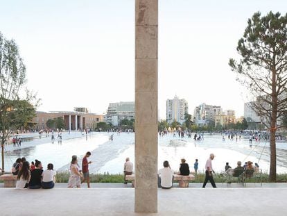 Vista parcial de l'enorme plaça de Skanderbeg de Tirana, premiada ara amb un premi europeu.