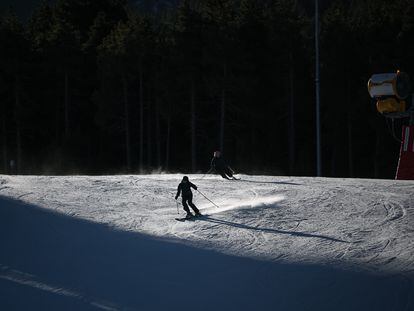 Un esquiador en la estación de esquí alpino de la Masella, en el Pirineo catalán.