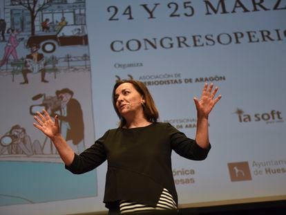 La directora de EL PAÍS, Pepa Bueno, durante la conferencia inaugural del Congreso de Periodismo de Huesca.
