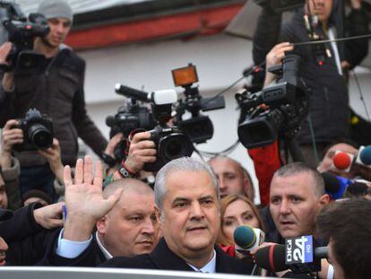 Adrian Nastase saluda tras salir de la c&aacute;rcel en Bucarest.