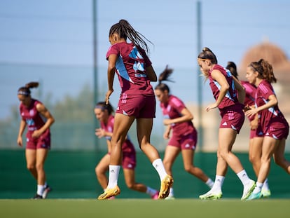 Las jugadoras de la selección española de fútbol durante un entrenamiento, el día 23 en Benidorm.