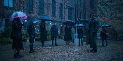 Robert Sheehan, Aidan Gallagher, Emmy Raver-Lampman, Jordan Robbins, Ellen Page y Tom Hopper en 'The Umbrella Academy'.