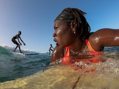 La primera surfista profesional senegalesa busca compañeras