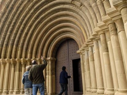Portada rom&aacute;nica del monasterio de Santa Maria de Sijena, Huesca.