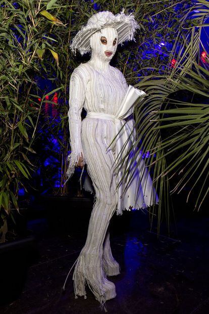 Björk lista para su sesión de DJ en Sónar, el outfit es el vestido Vang Gogh del diseñador Marlou Breuls.