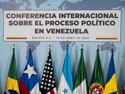 Banderas de algunos de los países participantes en la conferencia internacional sobre Venezuela celebrada la semana pasada en  Bogotá.