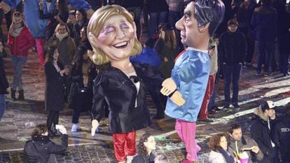 Dos figuras representan a Marine Le Pen y François Fillon en el carnaval de Niza.