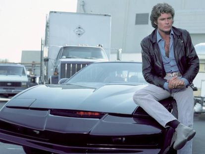 David Hasselhoff, sentado en el el capó del coche Kitt.