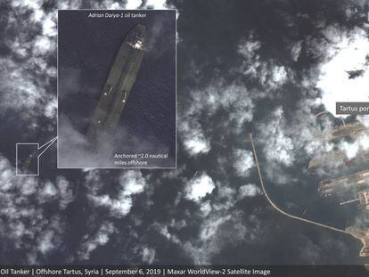 Imagen de satélite de Maxar Technologies que muestra la posición del 'Adrian Dayra 1' ante el puerto sirio de Tartus.