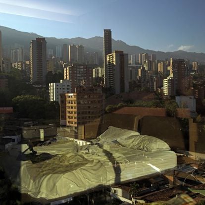 Vista de varios edificios altos de Medellín desde una habitación de hotel.