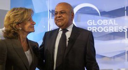 El ministro de Hacienda de Sudáfrica, Pravin Gordhan, con Elena Salgado.