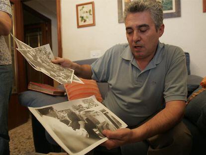 José Ramón Grau muestra fotos del entierro de su hermano Miquel.
