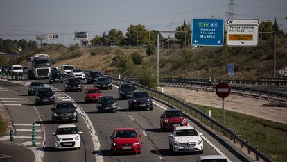 Atasco en la autovía A5, en el inicio del Puente del Pilar, a 11 de octubre de 2023, en Madrid (España).