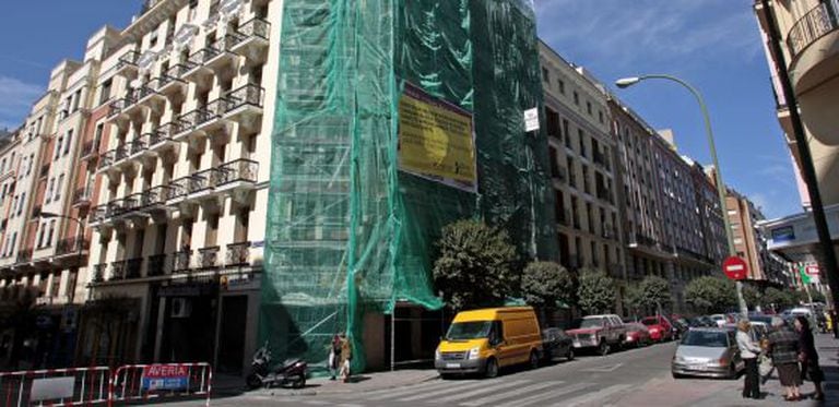 Obras en la fachada de un edificio de Madrid, en una imagen de archivo.