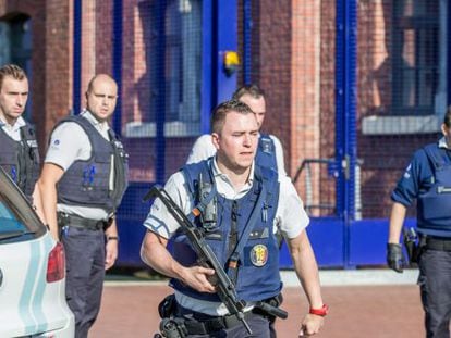 Polic&iacute;as belgas en Charleroi (B&eacute;lgica). 