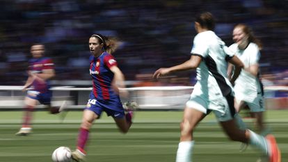 Aitana Bonmati conduce el balón en el partido frente al Chelsea.