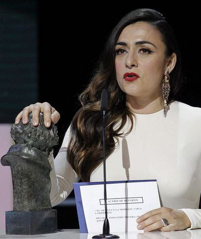 La actriz Candela Pe&ntilde;a agradece su Goya a la mejor interpretaci&oacute;n femenina de reparto, por su trabajo en Una pistola en cada mano&quot;. En su mano la tarjeta en la que se lee que la ganadora es Chus Lampreave y que ha sido el objeto de la pol&eacute;mica.