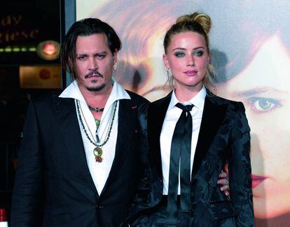 Depp no pierde el tiempo y suele ligar mientras trabaja. Empezó con Sherilyn Fenn, a la que conoció en Nuevos policías. En Eduardo Manostijeras comenzó su romance con Winona Ryder, a quien fue infiel con Traci Lords en el rodaje de Cry baby. Estuvo con Marion Cotilllard —coincidieron en Enemigo público— y conoció a Amber Heard en Los diarios del ron.