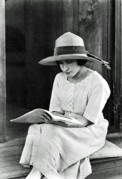 Modotti fue modelo de artistas y efímera actriz de Hollywood antes de dedicarse a la fotografía. Esta imagen es un retrato de su hermana Yolanda leyendo un libro, en 1925, en  San Francisco.