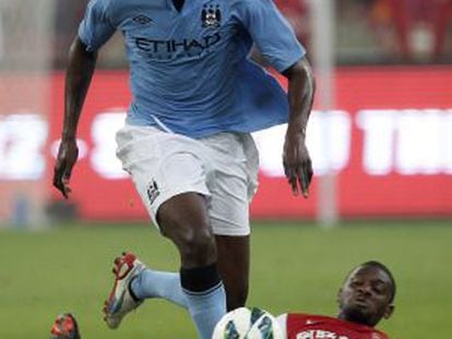 Yaya Touré elude el cruce de Diaby, del Arsenal