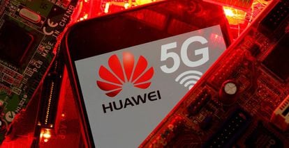 Un móvil 5G con el logo de Huawei.